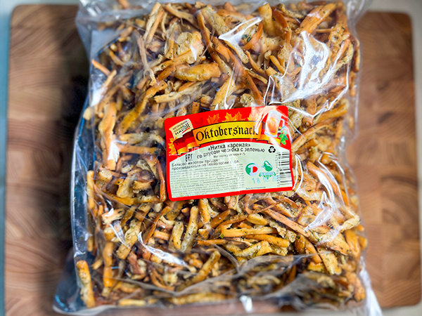 Нитка ЖАРЕНАЯ "Чеснок с зеленью" Oktobersnack 1 кг (сырный продукт) в Ессентуках