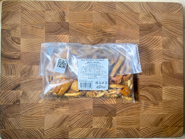 Сыр 150 гр ГОРНЫЙ СЫРОВАР (Ассорти копчёный с укропом и чесноком) в Ессентуках